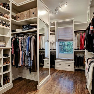 Diseño de armario vestidor unisex, clásico, grande, con armarios estilo shaker, puertas de armario blancas, suelo marrón y suelo de madera oscura