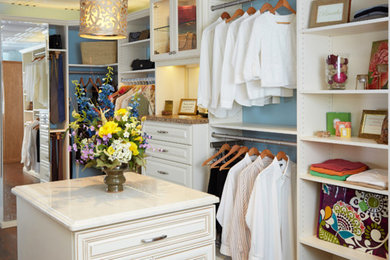 Imagen de armario vestidor unisex clásico con armarios estilo shaker, puertas de armario blancas y suelo de madera oscura