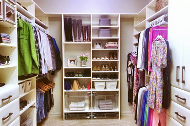 Ejemplo de armario vestidor unisex contemporáneo de tamaño medio con armarios abiertos, puertas de armario blancas, moqueta y suelo beige