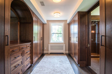 Foto de vestidor de hombre clásico renovado extra grande con armarios estilo shaker, puertas de armario de madera en tonos medios y suelo de madera oscura