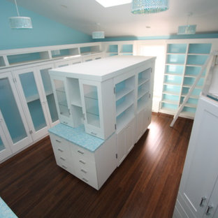 Modernes Ankleidezimmer in Cleveland