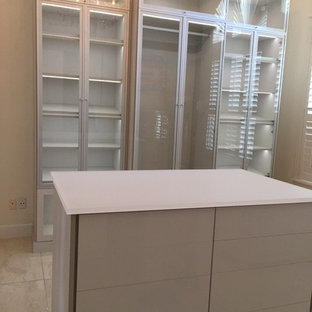 Großer, Neutraler Moderner Begehbarer Kleiderschrank mit Glasfronten und Kalkstein in Orlando