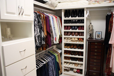 Imagen de armario vestidor de tamaño medio con armarios con paneles con relieve y puertas de armario blancas
