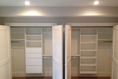 Foto de armario de hombre clásico de tamaño medio con puertas de armario blancas, armarios abiertos y suelo marrón