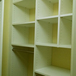 Foto de armario vestidor de mujer, pequeño, con puertas de armario blancas