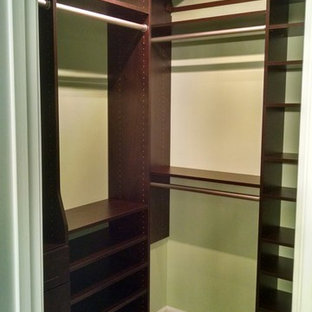 Foto di armadi e cabine armadio di medie dimensioni con ante in legno bruno