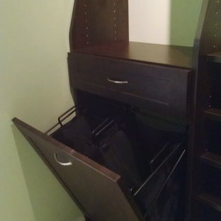 Immagine di armadi e cabine armadio con ante in legno bruno