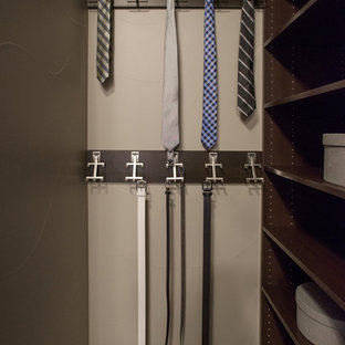 Foto de armario vestidor de hombre, retro, de tamaño medio, con armarios estilo shaker, puertas de armario de madera en tonos medios, moqueta y suelo beige