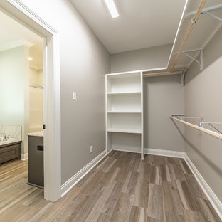 Ejemplo de armario vestidor unisex, de estilo de casa de campo, de tamaño medio, con suelo de baldosas de cerámica y suelo gris