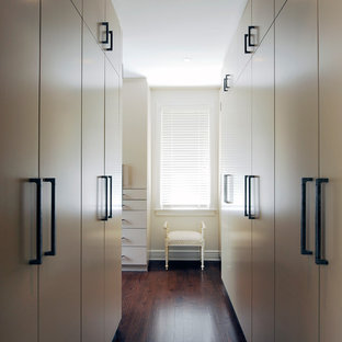 Ejemplo de armario vestidor contemporáneo con armarios con paneles lisos y puertas de armario beige