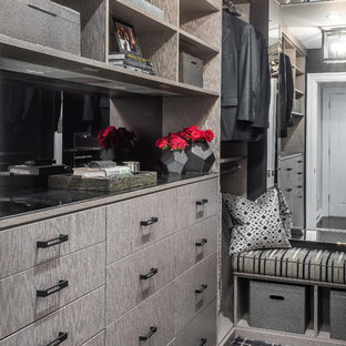 Ispirazione per una grande cabina armadio tradizionale con moquette e pavimento multicolore