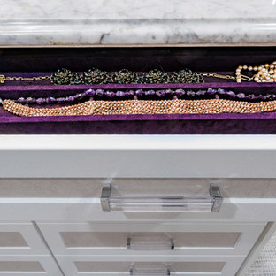 Idee per una grande cabina armadio per donna tradizionale con ante in stile shaker, ante bianche, moquette e pavimento multicolore