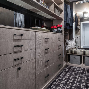 Immagine di una grande cabina armadio per uomo classica con ante lisce, moquette e pavimento multicolore