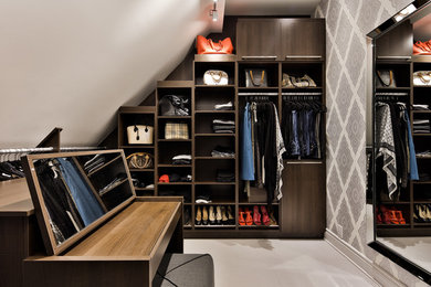 Diseño de vestidor actual con armarios abiertos, puertas de armario de madera en tonos medios y suelo beige