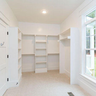 Ejemplo de armario y vestidor unisex, de estilo de casa de campo, grande, con armarios abiertos, puertas de armario blancas, moqueta y suelo beige