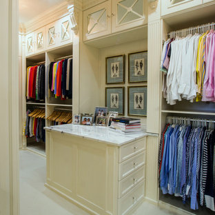 Imagen de armario vestidor unisex, tradicional renovado, grande, con armarios con paneles empotrados, puertas de armario blancas, moqueta y suelo beige