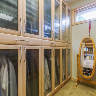 Immagine di una grande cabina armadio unisex minimal con ante lisce, ante in legno chiaro e moquette
