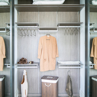 Idee per un armadio o armadio a muro unisex industriale di medie dimensioni con ante lisce, ante grigie, pavimento in legno massello medio e pavimento grigio