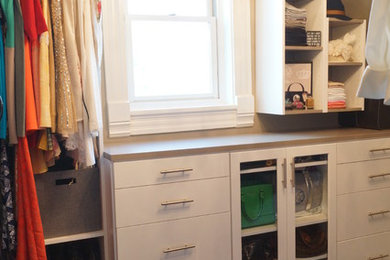 Foto de armario vestidor de mujer clásico renovado de tamaño medio con armarios con paneles lisos, puertas de armario blancas y suelo de madera oscura