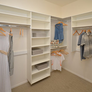 Foto de armario vestidor unisex, contemporáneo, de tamaño medio, con puertas de armario blancas y moqueta