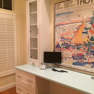 Foto de armario vestidor unisex, ecléctico, grande, con armarios estilo shaker, puertas de armario blancas y suelo de madera en tonos medios