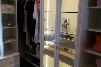 Foto de armario vestidor de mujer actual de tamaño medio con armarios con paneles empotrados, puertas de armario blancas, moqueta y suelo gris