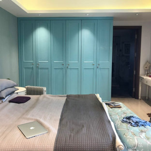 Ispirazione per un armadio incassato per donna rustico con ante verdi, pavimento in marmo e pavimento beige