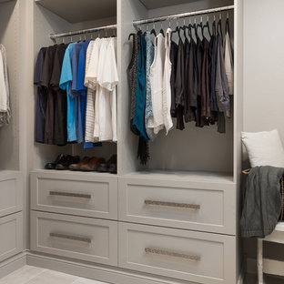 Diseño de armario vestidor unisex, campestre, con armarios con paneles lisos, puertas de armario beige, suelo de baldosas de porcelana y suelo beige