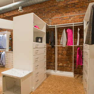 Immagine di una cabina armadio unisex industriale con nessun'anta, ante bianche, pavimento in sughero e pavimento beige