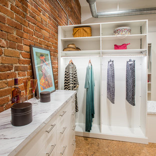 Idee per una cabina armadio unisex industriale con nessun'anta, ante bianche, pavimento in sughero e pavimento beige