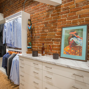 Ispirazione per una cabina armadio unisex industriale con nessun'anta, ante bianche, pavimento in sughero e pavimento beige