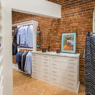 Ejemplo de armario vestidor unisex, urbano, con armarios abiertos, puertas de armario blancas, suelo de corcho y suelo beige