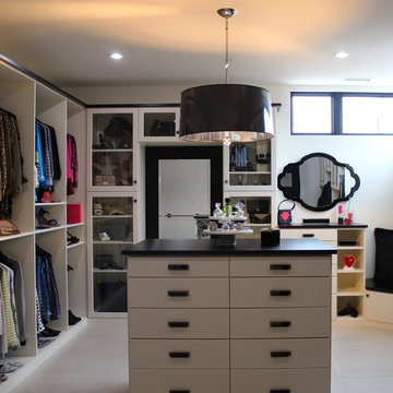 Dream Closet in Ivory and Black