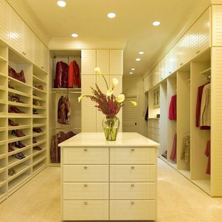 Esempio di una grande cabina armadio per donna minimal con ante a persiana, ante bianche e moquette