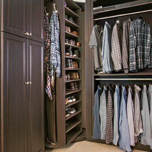 Großer Klassischer Begehbarer Kleiderschrank mit profilierten Schrankfronten, hellbraunen Holzschränken und Teppichboden in Chicago