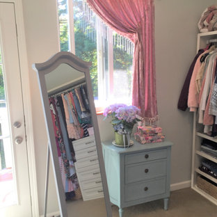 Foto de vestidor de mujer, romántico, de tamaño medio, con armarios estilo shaker, puertas de armario blancas, moqueta y suelo beige
