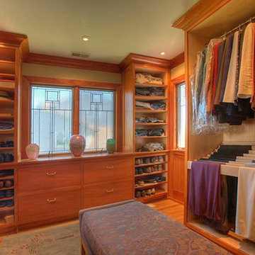 Dressing room in natural mahogany