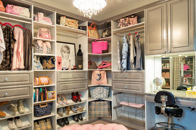 Imagen de armario vestidor de mujer contemporáneo de tamaño medio con armarios con paneles con relieve, puertas de armario grises, moqueta y suelo beige