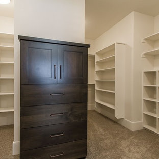 Imagen de armario vestidor unisex, de estilo de casa de campo, grande, con armarios estilo shaker, puertas de armario de madera en tonos medios y moqueta