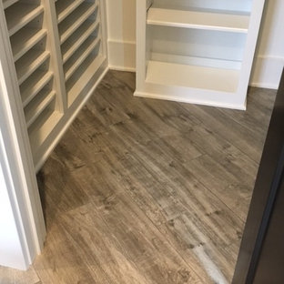 Imagen de armario vestidor campestre con puertas de armario blancas y suelo de baldosas de porcelana