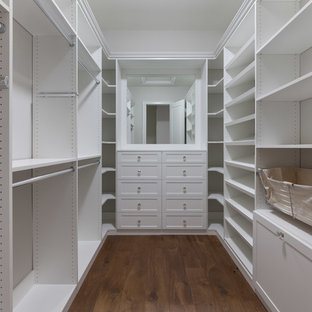Inspiration för stora klassiska walk-in-closets för kvinnor, med skåp i shakerstil, vita skåp och mellanmörkt trägolv
