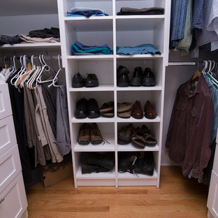 Idee per una cabina armadio unisex chic di medie dimensioni con ante in stile shaker, ante bianche, pavimento in legno massello medio e pavimento arancione