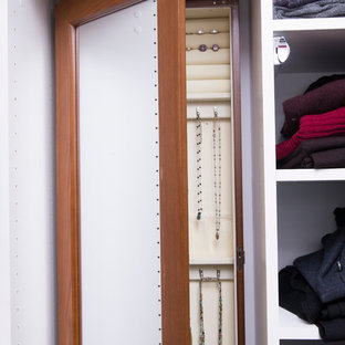 Inredning av ett klassiskt mellanstort walk-in-closet för könsneutrala, med skåp i shakerstil, vita skåp, mellanmörkt trägolv och orange golv