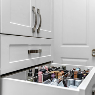 Modelo de armario vestidor unisex, contemporáneo, de tamaño medio, con armarios estilo shaker, puertas de armario blancas, suelo de baldosas de porcelana y suelo blanco
