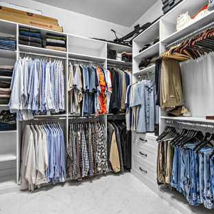 Ejemplo de armario vestidor unisex, actual, de tamaño medio, con armarios estilo shaker, puertas de armario blancas, suelo de baldosas de porcelana y suelo blanco