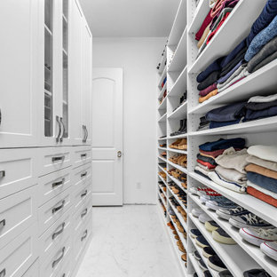Foto de armario vestidor unisex, contemporáneo, de tamaño medio, con armarios estilo shaker, puertas de armario blancas, suelo de baldosas de porcelana y suelo blanco