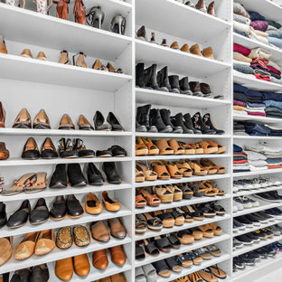 Foto de armario vestidor unisex, contemporáneo, de tamaño medio, con armarios estilo shaker, puertas de armario blancas, suelo de baldosas de porcelana y suelo blanco