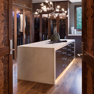 Foto di uno spazio per vestirsi unisex stile rurale con ante di vetro, ante in legno bruno, pavimento in legno massello medio e pavimento marrone