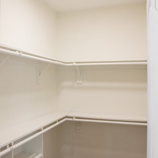 Ispirazione per una piccola cabina armadio unisex contemporanea con pavimento in gres porcellanato e pavimento grigio