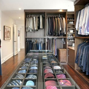 Imagen de armario vestidor de hombre, clásico, grande, con armarios con paneles lisos, puertas de armario de madera oscura y suelo de madera oscura